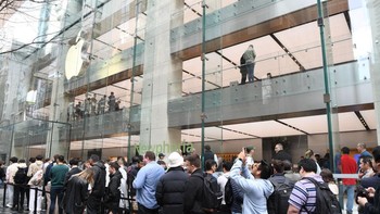 Antrean pembelian iPhone 15 series mengular panjang. Foto: Getty Images/James D. Morgan
