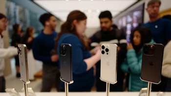 Untuk mengetahui harga iPhone 15 series di Australia bisa melihat daftarnya di sini. Foto: Getty Images/James D. Morgan