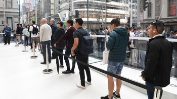 Saking panjangnya antrean sampai dibuat line dalam Apple Store. Foto: Getty Images/James D. Morgan