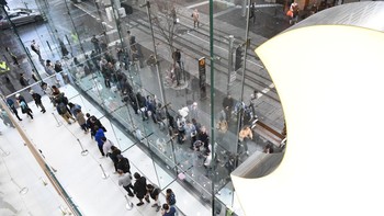 Penampakan antrean pembeli iPhone 15 di toko Apple Sydney. Foto: Getty Images/James D. Morgan