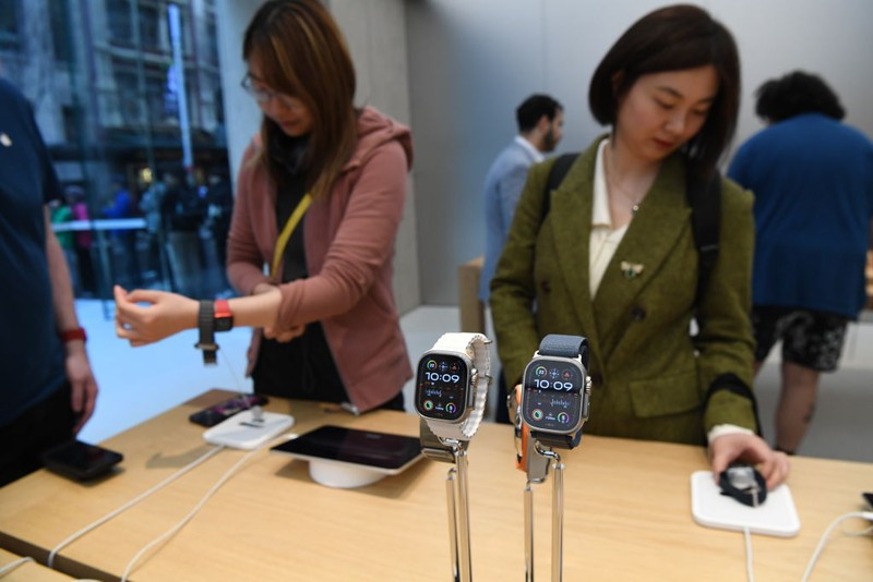 SYDNEY, AUSTRALIA - SEPTEMBER 22: Customers wait in line at the Australian release of the latest iPhone and Apple Watch models at the Apple Store on September 22, 2023 in Sydney, Australia. Apple launched its lineup of the latest iPhone 15 versions as well as other product upgrades such as the Apple Watch Series 9 and Apple Watch Ultra 2 feauturing new design, improved performance and new materials.  (Photo by James D. Morgan/Getty Images)