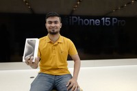 SYDNEY, AUSTRALIA - SEPTEMBER 22: Customers wait in line at the Australian release of the latest iPhone and Apple Watch models at the Apple Store on September 22, 2023 in Sydney, Australia. Apple launched its lineup of the latest iPhone 15 versions as well as other product upgrades such as the Apple Watch Series 9 and Apple Watch Ultra 2 feauturing new design, improved performance and new materials.  (Photo by James D. Morgan/Getty Images)