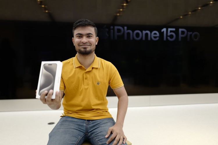 SYDNEY, AUSTRALIA - SEPTEMBER 22: Customers wait in line at the Australian release of the latest iPhone and Apple Watch models at the Apple Store on September 22, 2023 in Sydney, Australia. Apple launched its lineup of the latest iPhone 15 versions as well as other product upgrades such as the Apple Watch Series 9 and Apple Watch Ultra 2 feauturing new design, improved performance and new materials.  (Photo by James D. Morgan/Getty Images)