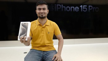 Badsha Bulbul membeli iPhone 15 Pro Max. Foto: Getty Images/James D. Morgan