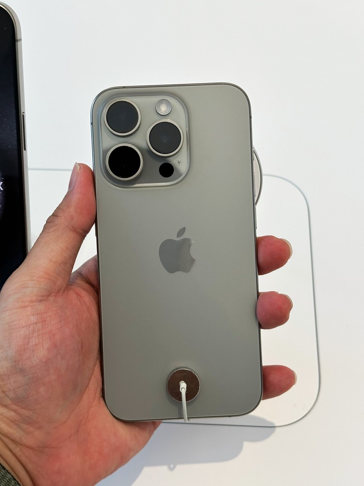 Iphone 15 pro titanium фото