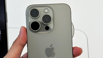 Penasaran dengan unboxing iPhone 15 Pro Titanium, kamu bisa menonton videonya di sini. Foto: YoutuberCupu