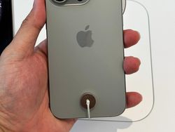 Menggenggam iPhone 15 Pro Max Titanium di Apple Store