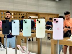 Menggenggam iPhone 15 Pro Max Titanium di Apple Store