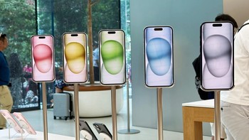 Pengunjung Apple Orchard juga bisa menjajal iPhone 15. Foto: YoutuberCupu