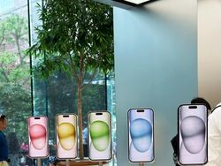 Menggenggam iPhone 15 Pro Max Titanium di Apple Store