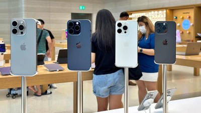 Menggenggam iPhone 15 Pro Max Titanium di Apple Store