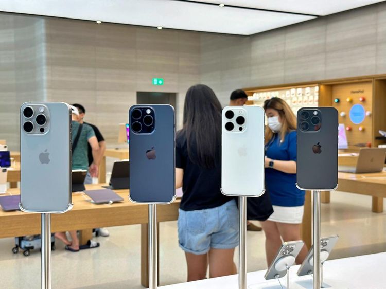 Menggenggam iPhone 15 Pro Max Titanium di Apple Store