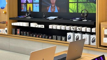 Penunjung bisa menjajal perangkat Apple lainnya termasuk yang paling baru AirPods Pro 2. Foto: YoutuberCupu
