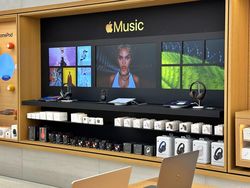 Menggenggam iPhone 15 Pro Max Titanium di Apple Store