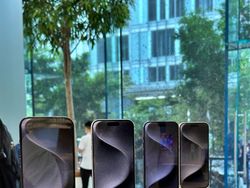 Menggenggam iPhone 15 Pro Max Titanium di Apple Store