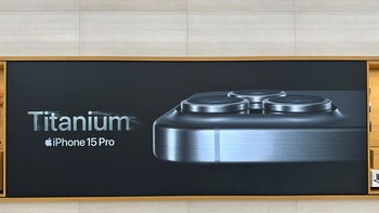 Sebagai HP paling jagoan, Apple mejang poster iPhone 15 Pro Titanium di tokonya.  Foto: YoutuberCupu