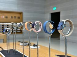 Menggenggam iPhone 15 Pro Max Titanium di Apple Store