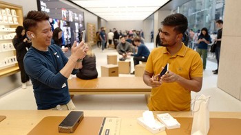Karena Australia yang menjual lebih duluan dari negara lain, pria ini menjadi konsumen yang menggenggam iPhone 15 series pertama di dunia. Foto: Getty Images/James D. Morgan