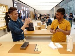 Penampakan Antrean Mengular Beli iPhone 15 di Australia