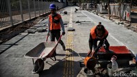 Perbaikan trotoar dilakukan oleh pekerja dari Dinas Bina Marga DKI Jakarta.  