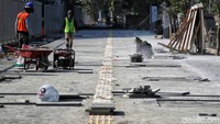 Trotoar itu juga dilengkapi dengan jalur khusus penyandang disabilitas.  