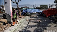 Saat ini pengerjaan trotoar ini masih terhalang dengan tenda darurat warga Kampung Bayam.  
