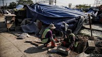 Rencananya, tenda darurat warga Kampung Bayam yang berada di jalur proyek pengerjaan trotoar akan dibongkar hari ini.  