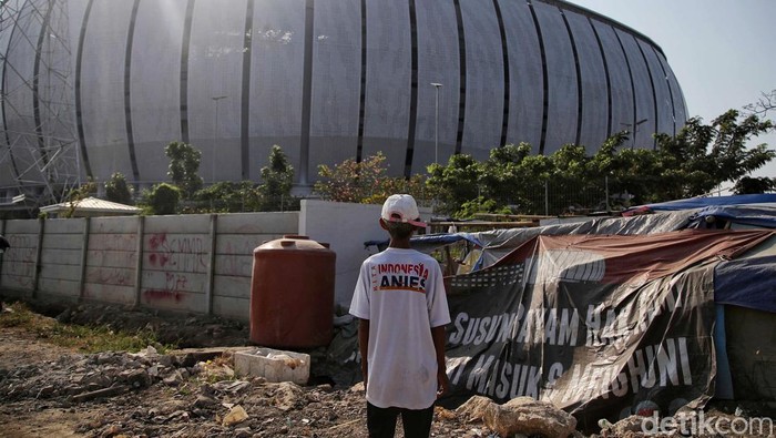 Jelang Piala Dunia U-17, Trotoar di Sekitar JIS Diperbaiki Pemerintah Provinsi DKI Jakarta memperbaiki trotoar di sekitar Jakarta Internasional Stadium (JIS), Jumat (22/9/2023). Perbaikan dilakukan setelah lapangan JIS menjadi opsi vanue pertandingan Piala Dunia U-17.