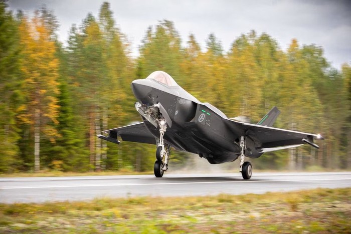 An F-35A Lockheed Martin fighter jet lands on a motorway, in Tervo, Finland September 21, 2023. NTB/Ole Andreas Vekve via REUTERS
