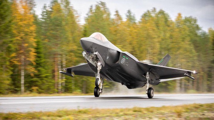 An F-35A Lockheed Martin fighter jet lands on a motorway, in Tervo, Finland September 21, 2023. NTB/Ole Andreas Vekve via REUTERS