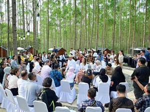 Jokowi Ajak Para Penggiat Seni Makan Durian di IKN