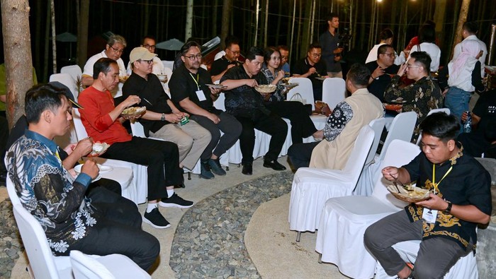 Jokowi makan nasi goreng bareng menteri dan pnggiat seni di IKN