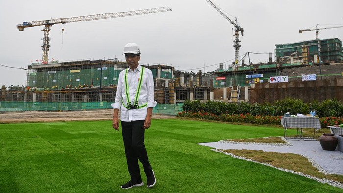 Presiden Joko Widodo berdiri dengan latar belakang pembangunan Istana Negara, Ibu Kota Nusantara (IKN), Penajam Paser Utara, Kalimantan Timur, Jumat (22/9/2023). ANTARA FOTO/Sigid Kurniawan/foc.