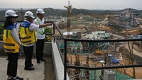 Presiden Joko Widodo (Jokowi) melakukan peninjauan ke proyek pembangunan Kantor Presiden di Ibu Kota Negara (IKN) Nusantara di Kalimantan Timur.   