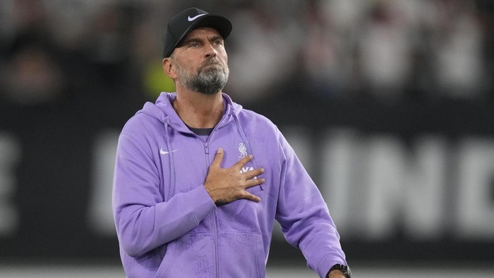Liverpools manager Jurgen Klopp gestures to fans after the Europa League group E soccer match between Linzer ASK and FC Liverpool in Linz, Austria, Thursday, Sept. 21, 2023. (AP Photo/Matthias Schrader)