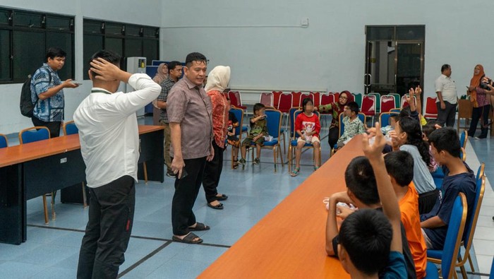 Kadinsos Medan Khoridduin Rangkuti saat mendatangi panti asuhan yang diduga ekspolitasi anak. (Foto: Dok. Pemkot Medan)