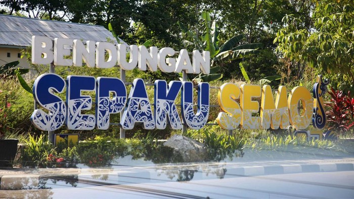 Presiden Joko Widodo (Jokowi) melakukan pengisian awal (impounding) Bendungan Sepaku Semoi di Penajam Paser Utara, Kalimantan Timur, Kamis (21/9/2023) kemarin. Dalam kesempatan itu, Jokowi didampingi oleh Menteri PUPR Basuki Hadimuljono.