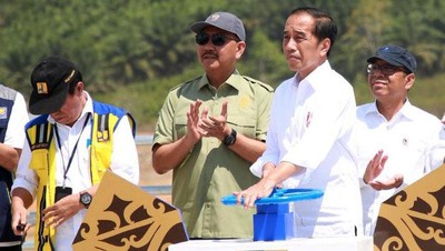 Kala Jokowi Buka Aliran Perdana Bendungan di IKN