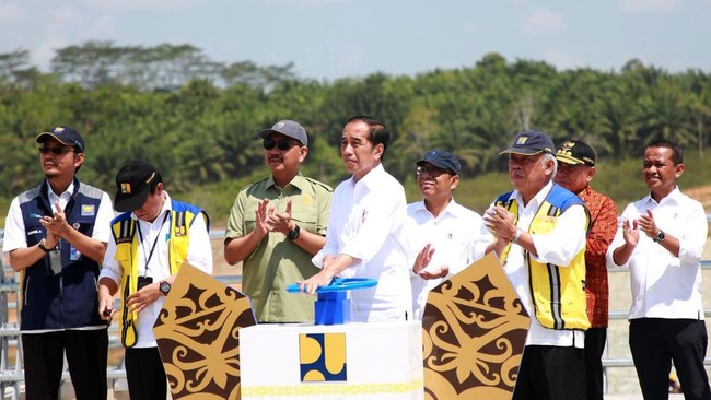 Kala Jokowi Buka Aliran Perdana Bendungan di IKN