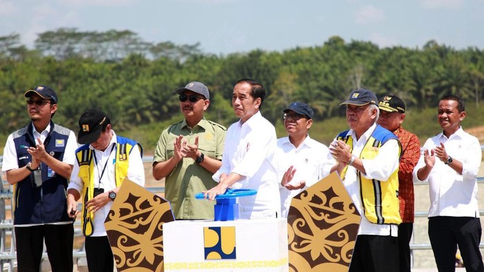 Presiden Joko Widodo (Jokowi) melakukan pengisian awal (impounding) Bendungan Sepaku Semoi di Penajam Paser Utara, Kalimantan Timur, Kamis (21/9/2023) kemarin. Dalam kesempatan itu, Jokowi didampingi oleh Menteri PUPR Basuki Hadimuljono.