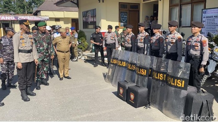 Kapolres Konawe Selatan AKBP Wisnu Wibowo bersama stakeholder saat pengecekan personel gabungan Pilkades 2023.
