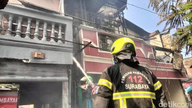 Kebakaran 6 rumah di Putat Surabaya