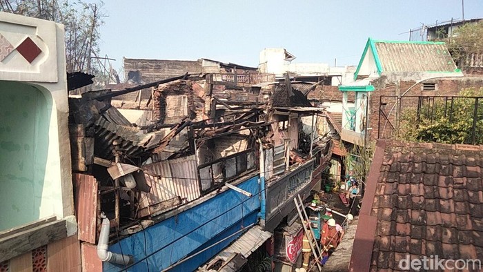 Kebakaran 6 rumah di Putat Surabaya