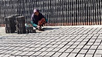 Musim kemarau membuat penjemuran batu bata menjadi lebih cepat. Produksi batu bata pun meningkat hingga tiga kali lipat mencapai 1.000 batu bata dalam sepekan. 