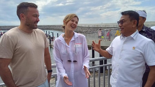 Kepala Staf Kepresidenan Moeldoko berbincang dengan wisatawan saat mengunjungi Pelabuhan Sanur di Denpasar, Bali, Jumat (22/9/2023). (Foto: Aryo Mahendro/detikBali)