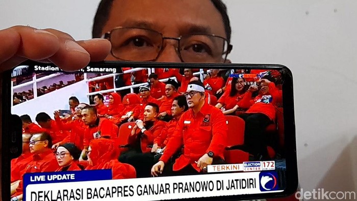 Ketua Sekretariat Kolaborasi Indonesia (SKI) Jawa Tengah, Azmi A Majid menunjukan gambar diduga Dirut RSUD Soekarno Brebes (pakai ikat putih), Jumat (22/9/2023).