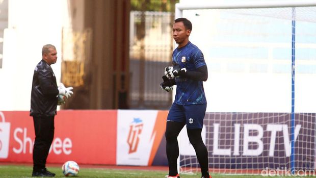 Kiper Barito Putera, Ega Rizky saat menjalani sesi latihan di Stadion Jatidiri Semarang.