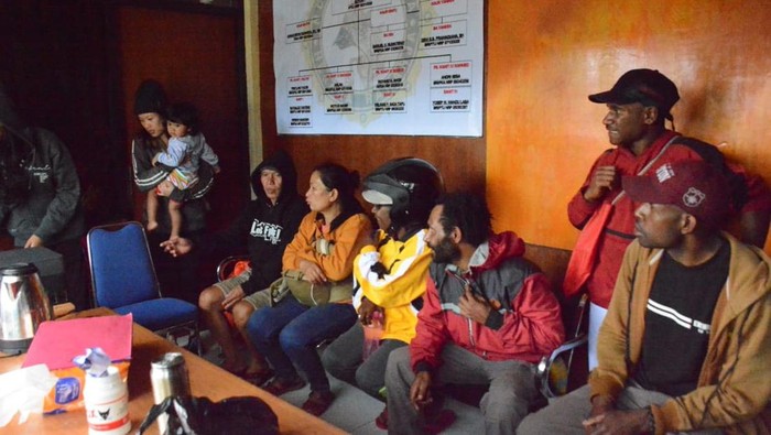 Polisi mengevakuasi 9 warga setelah KKB membakar 7 kios warga di sebuah pasar di Kabupaten Pegunungan Bintang, Papua Pegunungan.