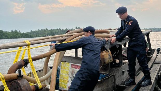KKP hentikan aksi eksploitasi pasir laut tak berizin di Pulau Rupat. (Dok: PSDKP KKP)