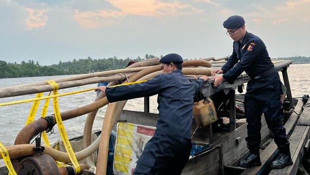 Kementerian Kelautan dan Perikanan (KKP) berhasil menghentikan aksi 3 (tiga) unit kapal yang diduga melakukan eksploitasi pasir laut tanpa izin di Perairan Pulau Rupat, Bengkalis, Riau. Ketiga kapal tersebut terdiri dari 2 (dua) unit kapal pengangkut pasir laut dan 1 (satu) kapal hisap pasir.